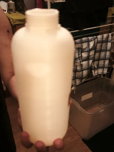Remplir la bouteille blanche à 50 % (repère)