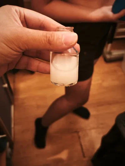 Mettre les chaussettes en latex sur les pieds, sous la combinaison